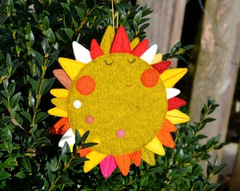 Handgemachte Sonne aus Wollfilz, Wandschmuck,  Wandbild, Topfuntersetzer, gelb, Kinderzimmer, 16 cm