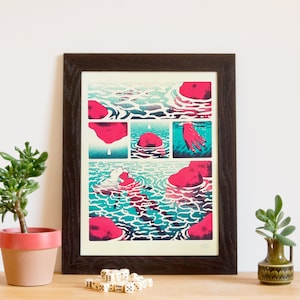Può includere: Una stampa incorniciata di un'illustrazione in stile fumetto che rappresenta una mano che si estende in un corpo d'acqua con forme arrotondate rosa. L'acqua è rappresentata in tonalità di blu e verde con un motivo a spirale.