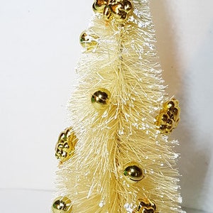 5&quot; Tall St PATRICK&#39;S DAY Ivory White w/ Gold Metallic Clovers Miniature Sisal Bottle Brush Trees Bulk Crafts Free Shipping
