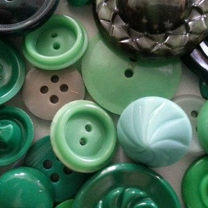 Lot 100 Mixed Assorted GREEN Vintage & New Buttons Perfect for Crafts ...