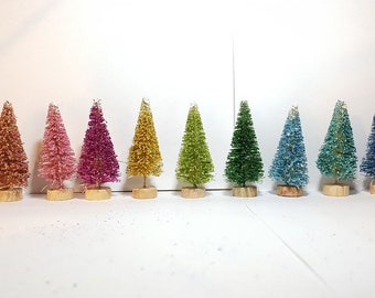 Lot de 11 GLITTERY METALLIC Mini Sisal Bottle Brush Trees Assortiment d’arbres de Noël miniatures Rétro Xmas Village Livraison gratuite