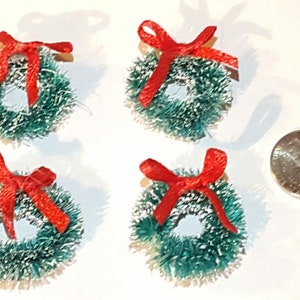 Set von 4 Mini Miniatur Weihnachten Kränze mit roter Schleife Puppenhaus Xmas Dorf Versandkostenfrei