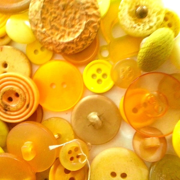 Lot 100 Mixed Assorted YELLOW Vintage & Newer Wholesale Bulk Buttons Craft Home Schooling Learning Kids Crafts Free Shipping