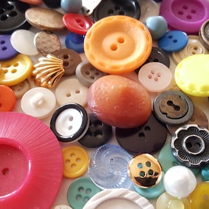 Kavel van 100 oma's ongezochte vintage knopen kunststof, metaal, strass Gratis verzending Bulk Craft Supply
