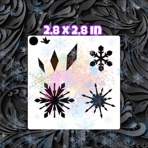 Op de afbeelding: Een witte stencil met vier sneeuwvlokontwerpen en een diamantvorm. De stencil meet 2,8 x 2,8 inch.
