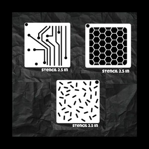 Puede incluir: Tres plantillas cuadradas blancas con diseños negros. Una presenta un patrón de placa de circuito, otra un diseño de panal y la tercera tiene un patrón de guiones dispersos. Cada plantilla está etiquetada como "STENCIL 2.5 IN".