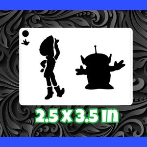 Puede incluir: Plantilla en blanco y negro con siluetas de Woody y Buzz Lightyear de la franquicia de películas Toy Story. La plantilla mide 2,5 x 3,5 pulgadas.
