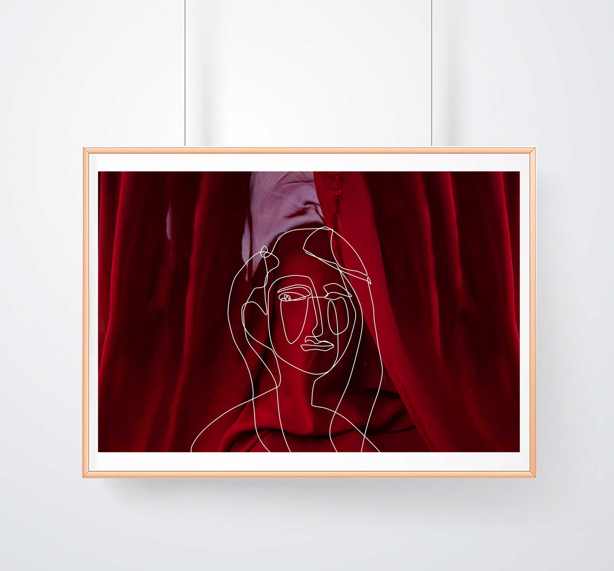 Tirage Photo et Dessin Femme sur Drapée Rouge
