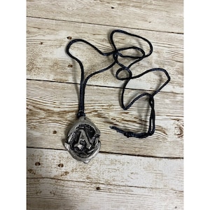 Colar feito à mão dos anos 90 Y2K Surf Dolphin Pewter Cordão preto Monograma brutalista A 28