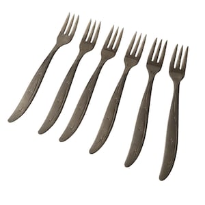 Puede incluir: Seis tenedores plateados vintage con un patrón de estrellas en los mangos. Los tenedores tienen un diseño clásico con cuatro púas y un mango curvo. Los tenedores están dispuestos diagonalmente sobre un fondo blanco.