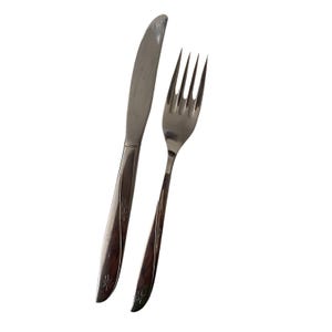 Puede incluir: Un juego de cuchillo y tenedor de acero inoxidable. El cuchillo tiene una hoja curva y un mango con un diseño de estrella. El tenedor tiene cuatro púas y un mango a juego. El juego está diseñado para comer.