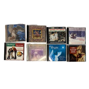 Puede incluir: Una colección de nueve discos compactos, cada uno en un estuche. Las portadas de los álbumes presentan varios diseños, incluyendo ilustraciones y fotografías. Los CD están temáticos en torno a la Navidad y otros géneros musicales.