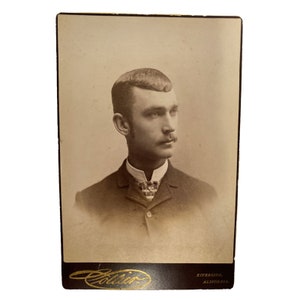 Antike Schrank Karte Mustachioed Man 1800er Stehkragen Anzug Krawatte Crop Haircut