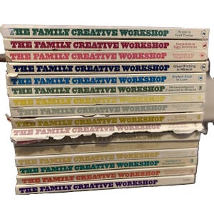 Könnte beinhalten: Ein Stapel Vintage-Bücher von "The Family Creative Workshop". Die Titel sind in verschiedenen Farben, darunter Rot, Blau und Grün. Die Bücher behandeln Themen wie Kartentricks, Stickerei und Glasbearbeitung.