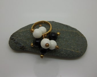 Divertido anillo de cuentas cha-cha blanco y negro