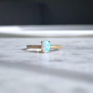 Bague en or avec opale, pierre d'opale ovale délicate, bague en or 14 carats PVD pour femme, pierre de naissance en octobre, bijoux qui ne ternissent pas, fait main au Canada