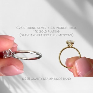 K&ouml;nnte beinhalten: Ein silberfarbener Ring und ein goldfarbener Ring, jeweils mit einem einzeln gefassten Stein. Der Silberring zeigt einen 925-Stempel im Inneren der Ringschiene. Text: 9.25 STERLING SILVER + 2.5 MICRON THICK 14K GOLD PLATING (STANDARD PLATING IS 0.7 MICRONS).