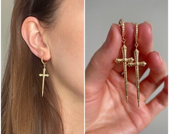 Gouden dolk oorbellen, gouden Huggie hoepel oorbellen, Dangle Drop Cross oorbellen, zwaard antieke charme, Tarot zwaard gotische oorbel