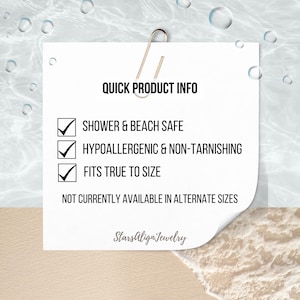 Peut inclure: Une carte carr&eacute;e blanche avec un trombone dor&eacute; en haut, affichant le texte QUICK PRODUCT INFO, SHOWER & BEACH SAFE, HYPOALLERGENIC & NON-TARNISHING, FITS TRUE TO SIZE, NOT CURRENTLY AVAILABLE IN ALTERNATE SIZES et StarsAlignJewelry.