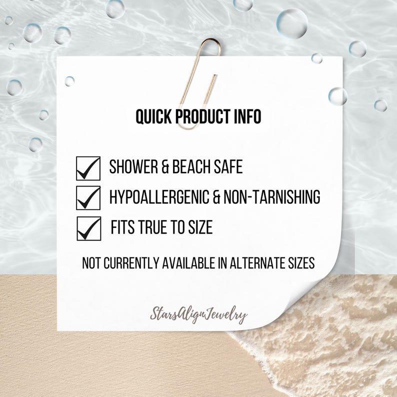 Peut inclure: Une carte carr&eacute;e blanche avec un trombone dor&eacute; en haut, affichant le texte QUICK PRODUCT INFO, SHOWER & BEACH SAFE, HYPOALLERGENIC & NON-TARNISHING, FITS TRUE TO SIZE, NOT CURRENTLY AVAILABLE IN ALTERNATE SIZES et StarsAlignJewelry.