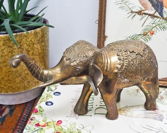 Figura de elefante de latón vintage: decoración de silla de montar grabada