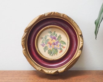 Kwiatowy obraz w ramce Vtg Petit Point - Kwiatowy haft w ramce - Sztuka ścienna z bratkami w stylu vintage - Rama z pozłacanego drewna
