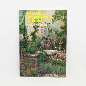Może przedstawiać: Okładka książki z żółtym tytułem "Native Plants for Southwestern Landscapes" autorstwa Judy Mielke. Okładka przedstawia zdjęcie ogrodu z kolorowymi kwiatami i kaktusami.