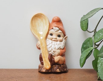 Reposacucharas de gnomo de cerámica Wilton vintage - Decoración rústica de cocina de los 70 - Gnomo de cerámica vintage - Adorable gnomo decorativo - Regalo de inauguración - Gnomo raro
