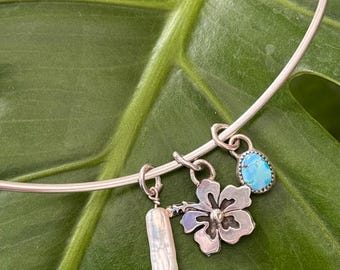 Gargantilla artesanal de plata de ley con dije de hibisco, turquesa y perla - Una joya única