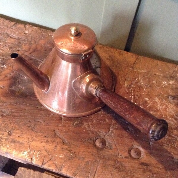 Una hermosa olla de café de chocolate de cobre francés antigua.