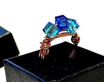 Anillo envuelto en alambre - Cristales de cubo de vidrio de cobre, azul y verde azulado