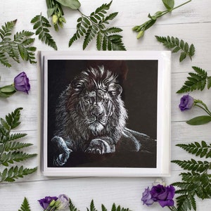 Tarjeta de saludo del león majestuoso. En blanco adentro.