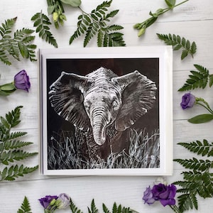 Tarjeta de felicitación lindo bebé elefante.