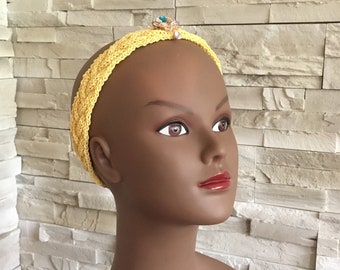 Headband estival torsadé jaune avec broche ballon papillon