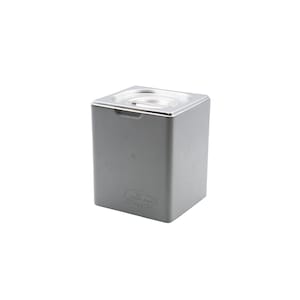 Könnte beinhalten: Ein silberner Metallbehälter mit Deckel. Der Behälter hat eine gesprenkelte Oberfläche und der Text "Gutmann Design" ist auf der Vorderseite aufgedruckt.