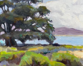 Op de afbeelding: Een schilderij van een grote boom met donkergroene bladeren, een waterpartij en een ver weg gelegen paars bergketen. De boom bevindt zich op de voorgrond, het water en de bergen op de achtergrond. De lucht is lichtblauw met witte wolken.