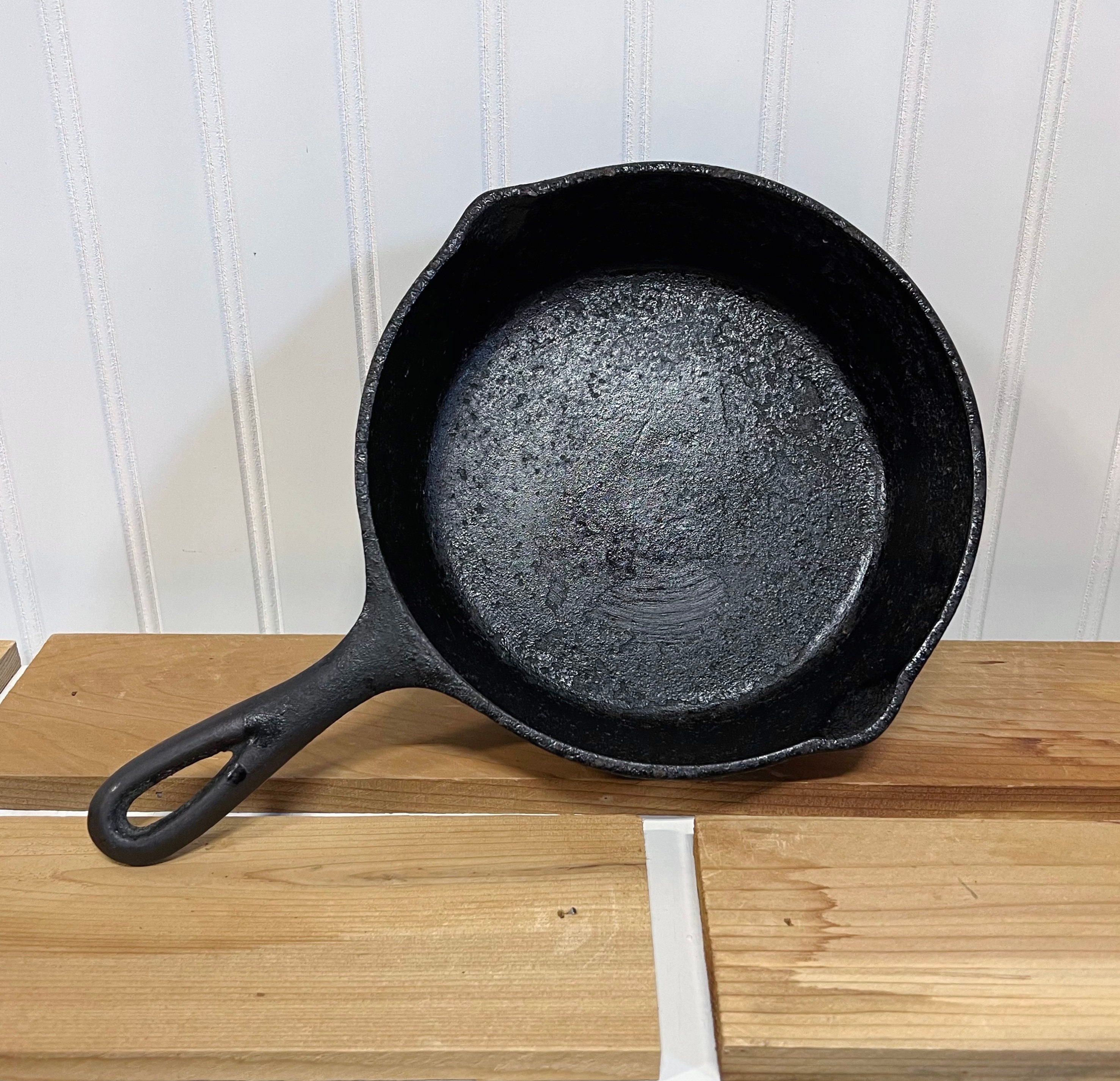 40s-50s Skillet Cast Iron Double Pour Spout Flat Bottom & Marked 9 Inch  Skillet Made in U S A 8 7/8 9 3/8 X 2h VINTAGE NICE See Photos 
