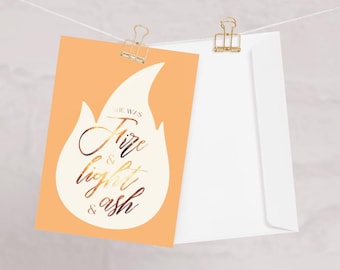 Tarjeta de felicitación "Ella era fuego, luz y ceniza" - Tarjeta con cita de Trono de Cristal - Regalo literario de Sarah J. Maas - Papelería de fantasía de empoderamiento