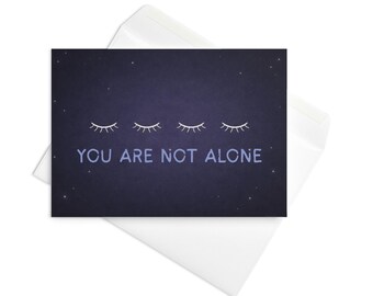 No estás solo – Tarjeta de felicitación del Trono de Cristal – Cita de Four Blinks TOG – Regalo para la salud mental de los libros