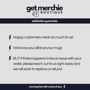 以下が含まれることがあります： 黒い文字で「get merchie BOUTIQUE」と書かれた明るい灰色の背景。 下には「満足保証」と書かれています。 テキストには「お客様の笑顔が私たちの喜びです！」と「きっとあなたのマグカップを気に入っていただけるはずです！」が含まれています。