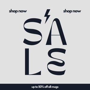 以下が含まれることがあります： 濃いネイビーブルーの様式化されたフォントで「SALE」という単語が書かれたプロモーション用グラフィック。アポストロフィの代わりに稲妻が使われています。「shop now」という言葉が「SALE」のテキストの上に表示されています。「up to 50% off all mugs」というテキストが一番下にあります。