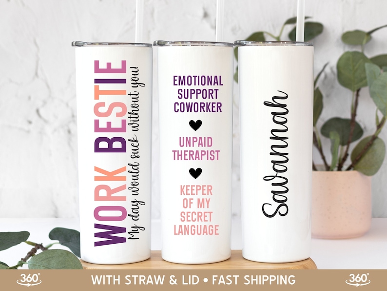K&ouml;nnte beinhalten: Drei wei&szlig;e Edelstahlbecher mit Deckel und Strohhalmen. Der Becher links tr&auml;gt den Text "WORK BESTIE" in Rosa, Lila und Orange. Der Becher in der Mitte tr&auml;gt den Text "EMOTIONAL SUPPORT COWORKER UNPAID THERAPIST KEEPER OF MY SECRET LANGUAGE". Der Becher rechts tr&auml;gt den Namen "Savannah" in schwarzer Schrift.
