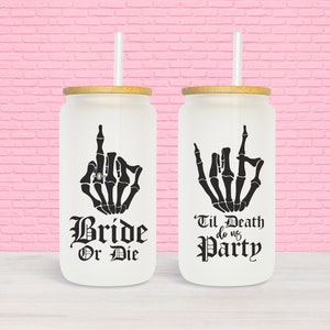 Puede incluir: Dos vasos blancos con dise&ntilde;os de manos de esqueleto negras y texto. El vaso de la izquierda dice "Bride or Die" y el vaso de la derecha dice "Til Death do us Party".