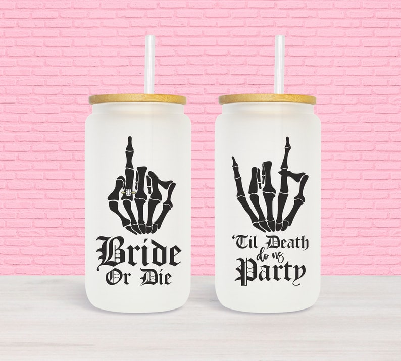 Puede incluir: Dos vasos blancos con dise&ntilde;os de manos de esqueleto negras y texto. El vaso de la izquierda dice "Bride or Die" y el vaso de la derecha dice "Til Death do us Party".