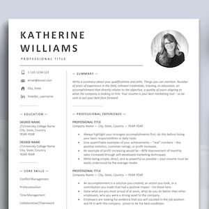 Può includere: Un modello di curriculum vitae in bianco e nero con una foto professionale di una donna. Il curriculum include sezioni per informazioni di contatto, riepilogo, istruzione, competenze chiave ed esperienza lavorativa. Il testo "The Art of Resume" è in un cerchio nell'angolo in basso a destra della pagina.
