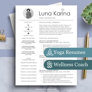 Puede incluir: Una plantilla de currículum vitae profesional con el nombre "Luna Karina, Instructora de Yoga" en la parte superior. El currículum incluye secciones para información de contacto, certificaciones, competencias básicas y experiencia docente. También se ve una planta suculenta y un bolígrafo dorado.