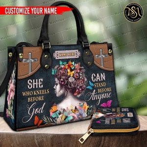 Märzstil - Personalisierte Lederhandtasche & Geldbörse, Sie, die vor Gott kniet, Sie ist starke Tasche, schwarze Frauenbrieftasche, kundenspezifische religiöse Geldbörse