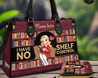 Puede incluir: Un bolso de mano y una cartera a juego de color granate con un estampado de estantería, un personaje de dibujos animados leyendo y el texto "I HAVE NO SHELF CONTROL" con un espacio "Name here". Incluye asas negras y herrajes dorados.