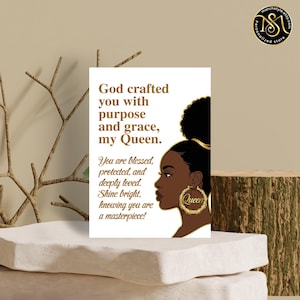 Puede incluir: Impresión blanca con una mujer negra con pendientes de aro dorados que dicen "Queen". El texto dice: "Dios te creó con propósito y gracia, mi Reina. Estás bendecida, protegida y profundamente amada. Brilla intensamente."