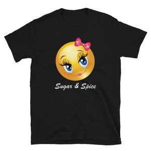女の子の絵文字シャツ シュガー＆スパイスシャツ かわいい絵文字Tシャツ 女の子へのギフトTシャツ 女性へのギフトTシャツ シュガー＆スパイス ユニセックスTシャツ